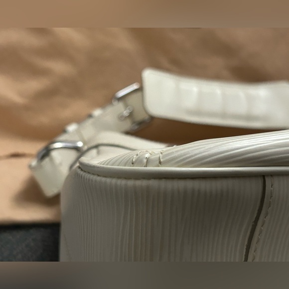 SOLD This is a gorgeous, authentic Louis Vuitton. Feel free to send offers. - Picture 12 of 16